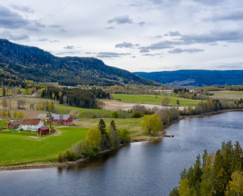 Setton gård sett fra luften, med Randsfjorden i forgrunnen