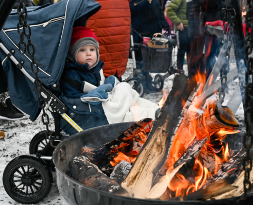 Julemarked på Fladsrudplassen, Barn i vogn ved bålpanne