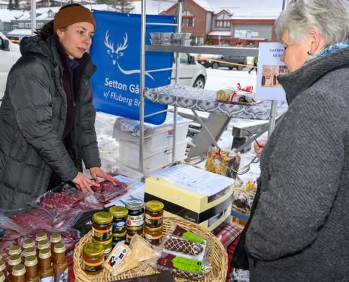 Markedshandel på Fladsrudplassen.