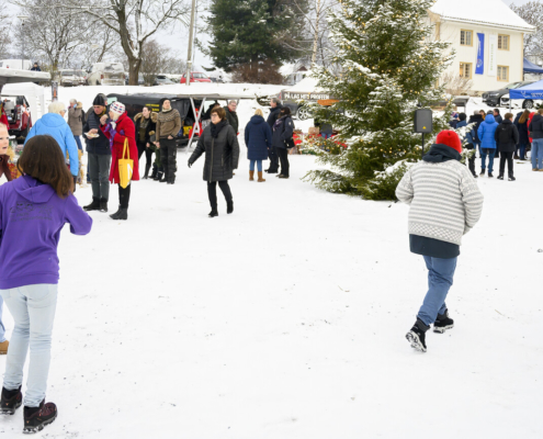 Full fart på Fladsrudplassen ved julemarked