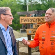Jakob Ruud fra Varig Forsikring Hadeland i ivrig samtale med Erik Sørhagen fra Holmen Vel