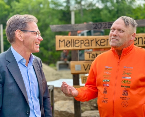 Jakob Ruud fra Varig Forsikring Hadeland i ivrig samtale med Erik Sørhagen fra Holmen Vel